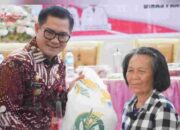 Bupati Joune Ganda Bagikan Bantuan Pangan Cadangan Beras Pemerintah Untuk Warga Matungkas