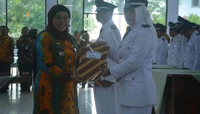 Pj. Bupati Batang Serahkan SK Perpanjangan Masa Jabatan Kades