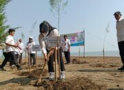 Hari Lingkungan Hidup, Kantah Batang Gelar Tanam Bibit Cemara di Pantai Kuripan