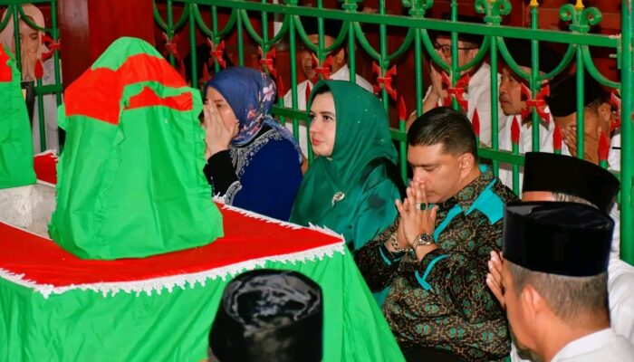 Bupati Fadia Ziarah ke Makam Pangeran Mandurorejo dalam Rangka Hari Jadi Kabupaten Pekalongan ke-402