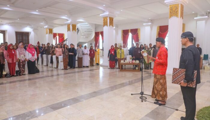 Lantik Pejabat Fungsional, Sekda Jateng Harap Tingkatkan Layanan dan Jangan Anti Kritik