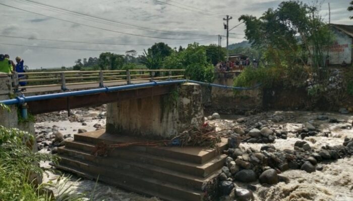 Bencana Alam Melanda Batang: Jembatan Ambrol dan Rumah Warga Hanyut