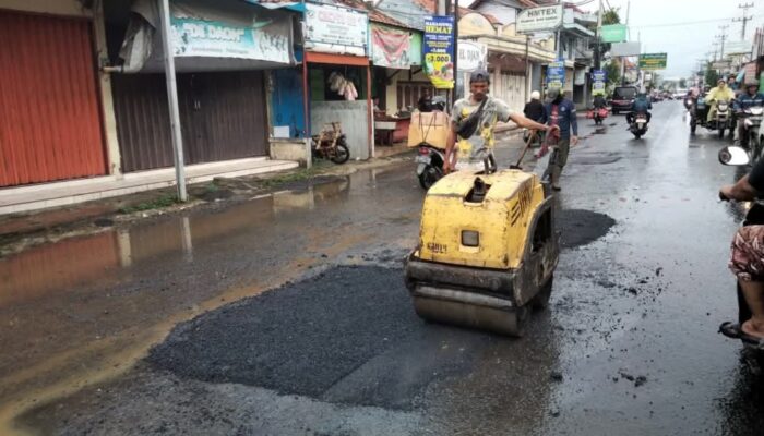 Dampak Hujan Deras dan Beban Berat, DPUPR Kota Pekalongan Percepat Perbaikan Jalan