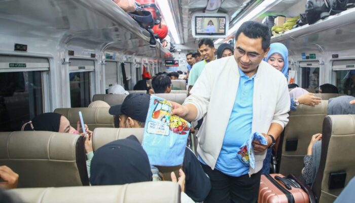 Wagub Jateng Membersamai Ratusan Pemudik dari Jakarta ke Semarang dengan Kereta Api