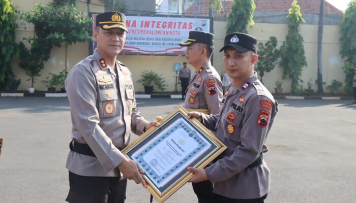 Berdedikasi, Dua Personel Polres Pekalongan Kota Terima Penghargaan