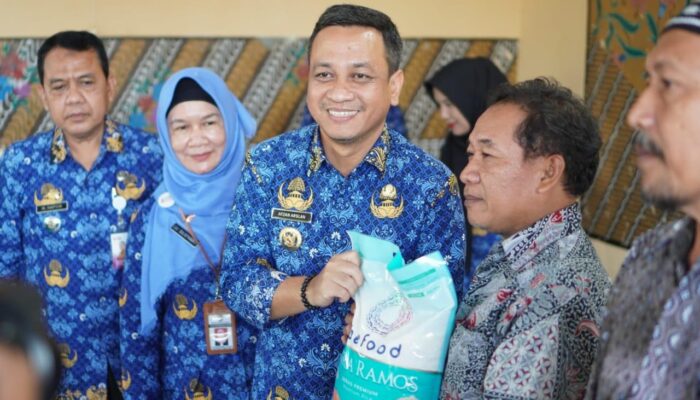 Pemkot Pekalongan Salurkan Ribuan Kilogram Beras Bagi 1.174 Keluarga Terdampak Banjir