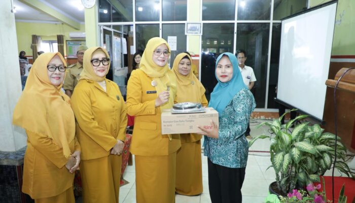 Latih Perempuan Brebes Buat Bawang Crispy, Nawal Yasin Dorong Mandiri Ekonomi